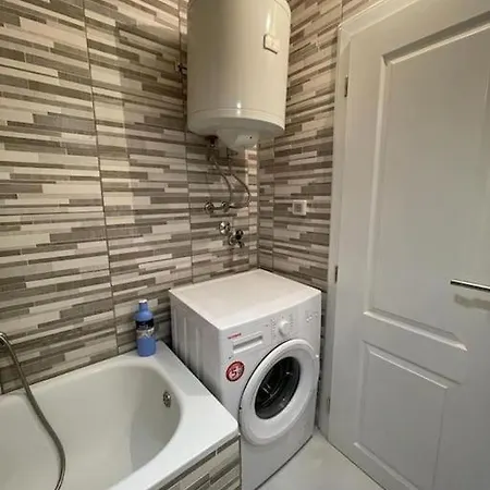 Lovely 2 Bedroom Διαμέρισμα Τούζλα