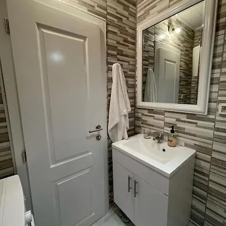Lovely 2 Bedroom Διαμέρισμα